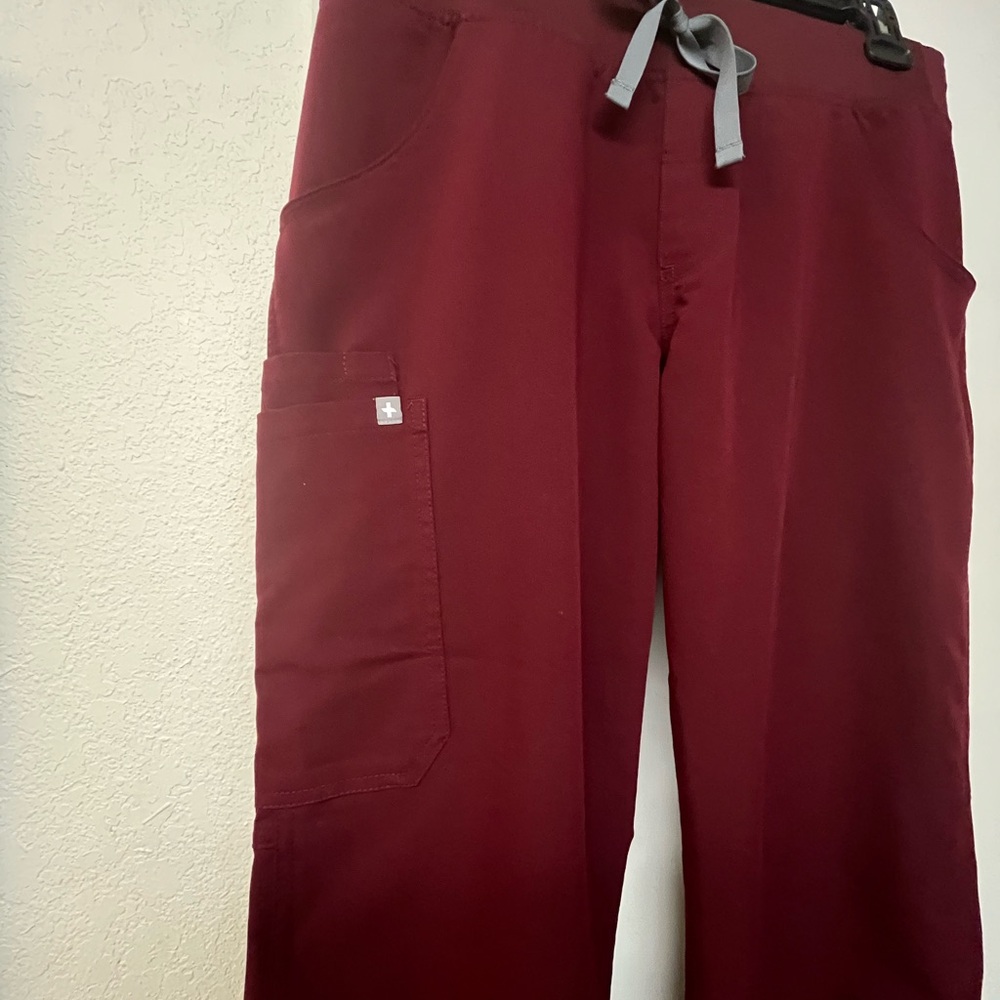 Figs Kade Cargo Scrub Pants - Burgundy - M